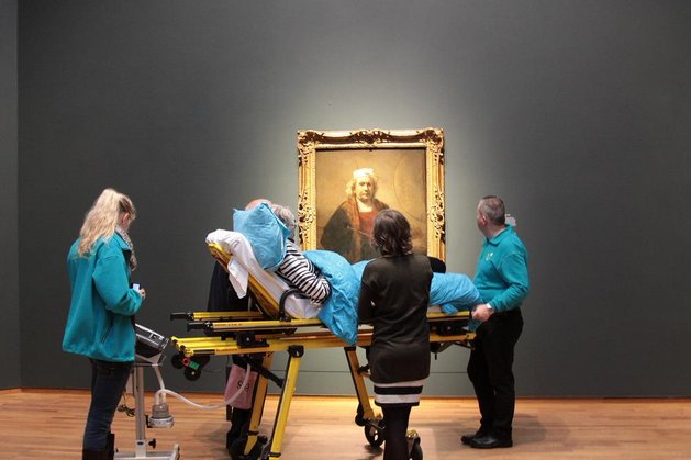 Rijksmuseum, esaudito l&#8217;ultimo desiderio di una donna malata: vedere Rembrandt