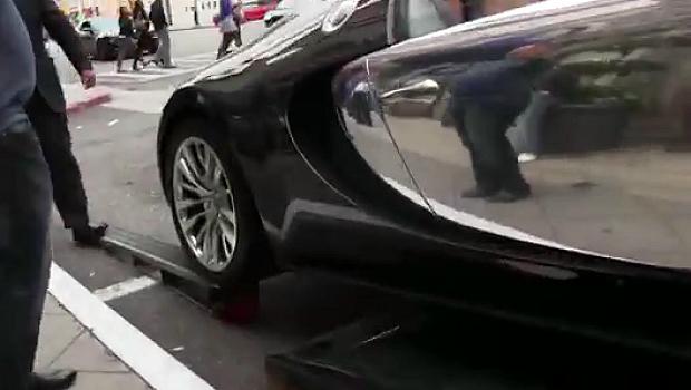 Bugatti Veyron rischia incidente sul camion [Video]