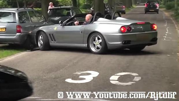 Vuole fare il pilota con la Ferrari, ma sbatte [Video]