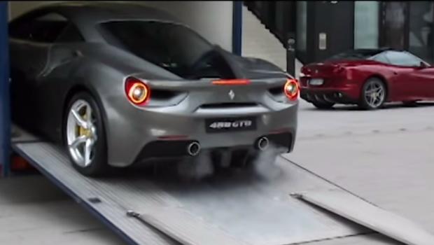 Ferrari 488 GTB scaricata da un camion [Video]