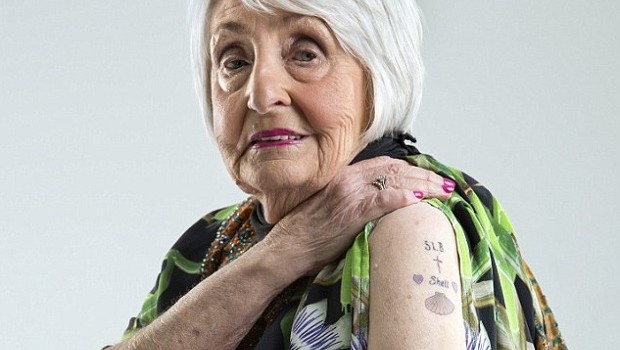 Il primo tatuaggio a 80 anni per ricordare la figlia morta