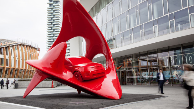 Fuorisalone 2015 Milano: l&#8217;installazione Unstoppable Spirit di Land Rover in Piazza Gae Aulenti