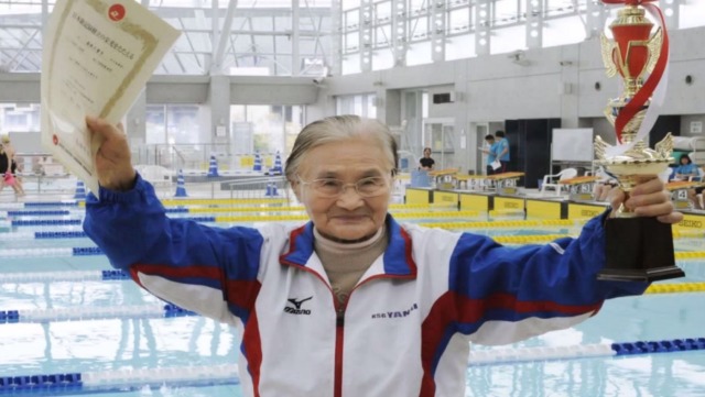 Super-nonna dei record in piscina entra nei Guinness dei primati per i 1500 metri a stile