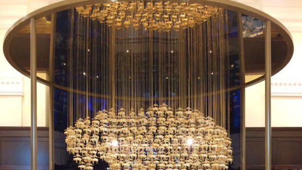 Fuorisalone 2015 Milano: Brooks Brothers l&#8217;installazione di un imponente Golden Chandelier