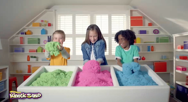 La sabbia magica modellabile: la novità per bambini Kinetic Sand