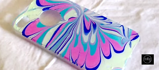 Fai da te: la tecnica water marble per personalizzare la cover del telefono