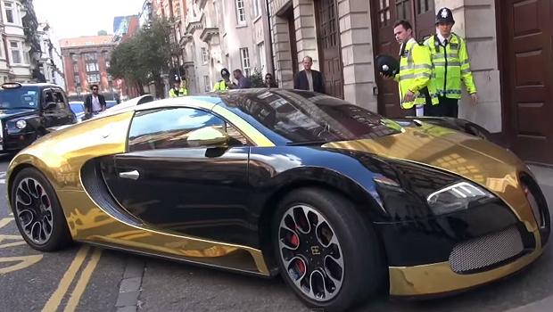 Bugatti Veyron in oro fermata dalla polizia [Video]