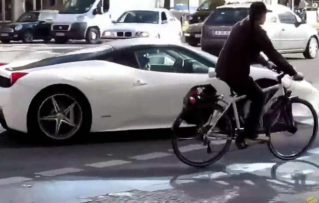Ferrari 458 Italia: incidente con una bicicletta evitato di un soffio [Video]