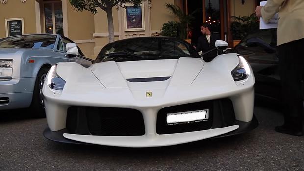 Ferrari LaFerrari bianca parcheggia al Casinò di Montecarlo [Video]