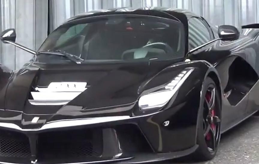 Ferrari LaFerrari nera a spasso a Londra [Video]