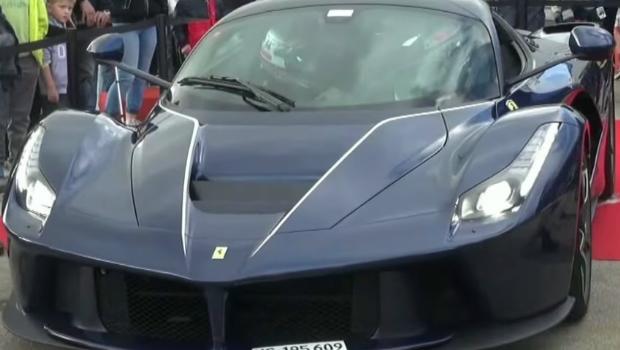 Ferrari LaFerrari in abito da sera [Video]