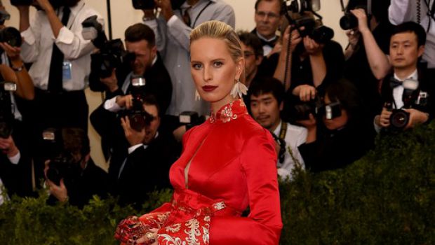 Met Gala 2015 red carpet: Tommy Hilfiger con Karolina Kurkova, Behati Prinsloo e Richard Madden