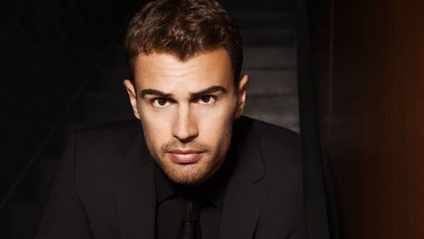 Theo James Hugo Boss: l&#8217;attore è il nuovo volto delle fragranze BOSS