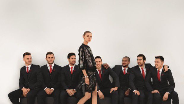 Arsenal FC 2015: i giocatori indossano i completi di Lanvin made-to-measure con la modella Olga Sherer