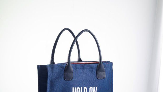 Tommy Hilfiger primavera estate 2015: la seconda edizione limitata della Tommy Cares 2.0 bag