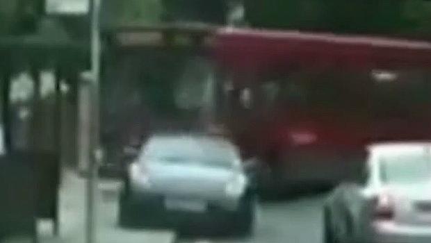 Una Porsche travolta da un bus [Video]