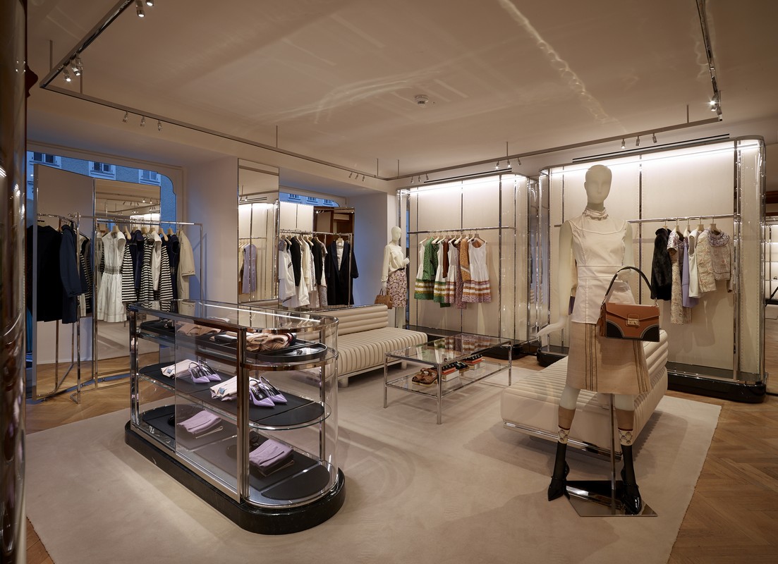 Prada negozi: apre a Salisburgo il nuovo store Prada, le foto