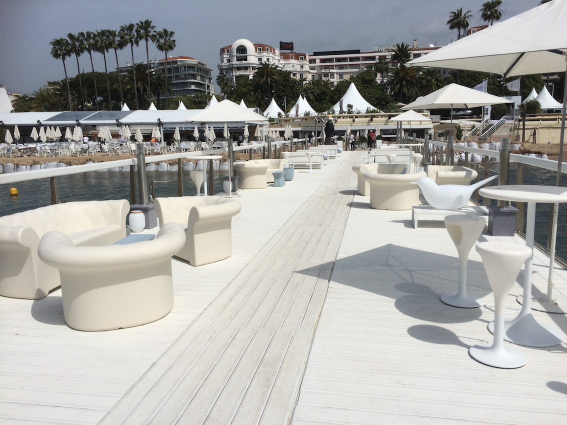 Festival Cannes 2015: Serralunga arreda la spiaggia simbolo dell&#8217;Hotel Majestic Barriere