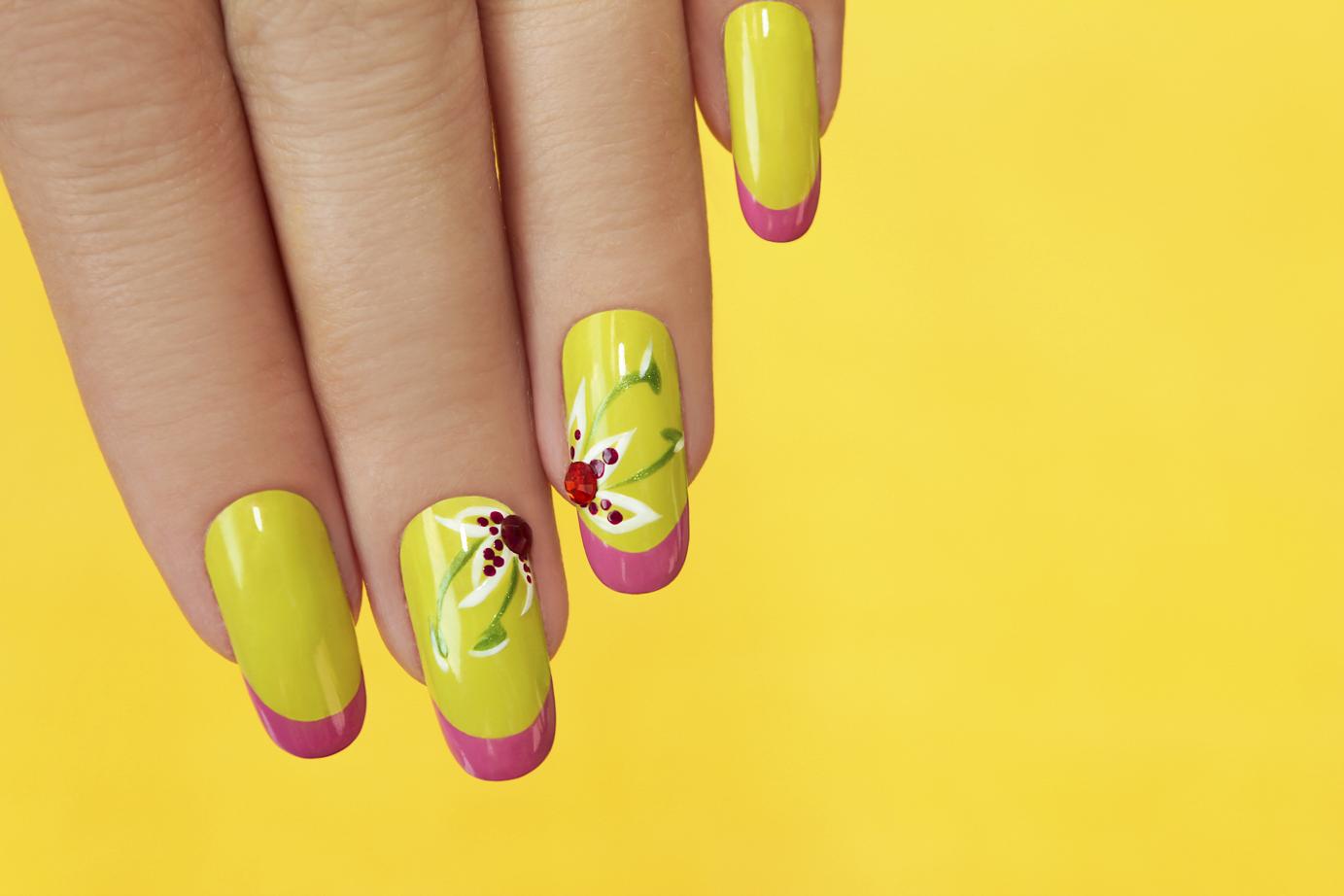 Tendenze nail art per l&#8217;estate 2015: unghie gialle per un look solare
