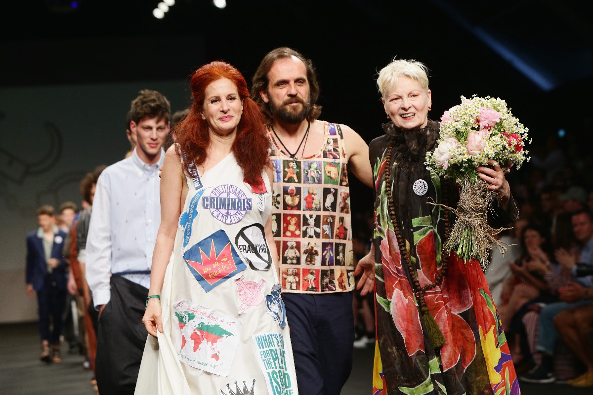 Vivienne Westwood collezione uomo primavera estate 2016: la sfilata a Milano Moda Uomo contro i Politici