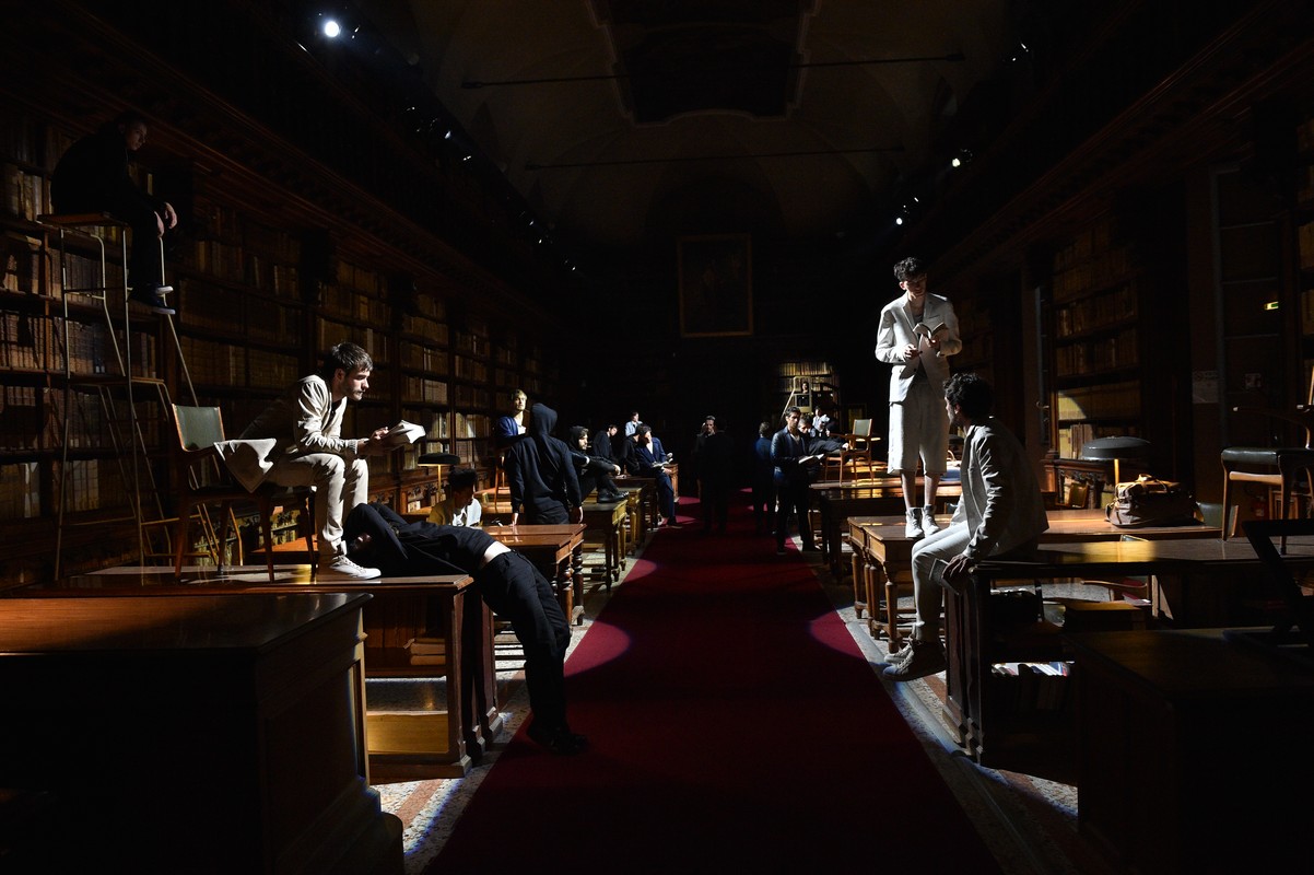 Trussardi collezione uomo primavera estate 2016: l’installazione vivente nella suggestiva biblioteca Braidense