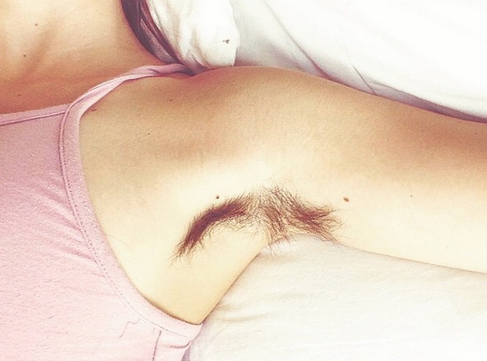 Instagram e quella strana moda delle foto di ascelle pelose