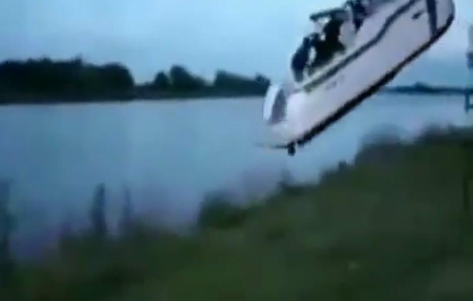 Barca si rovescia in aria con tre persone a bordo [Video]