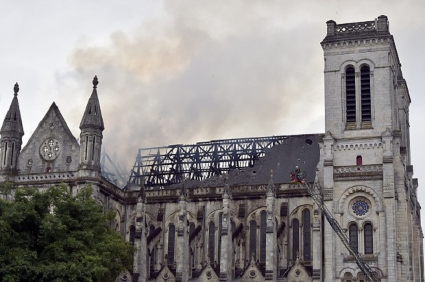 Incendio Nantes basilica