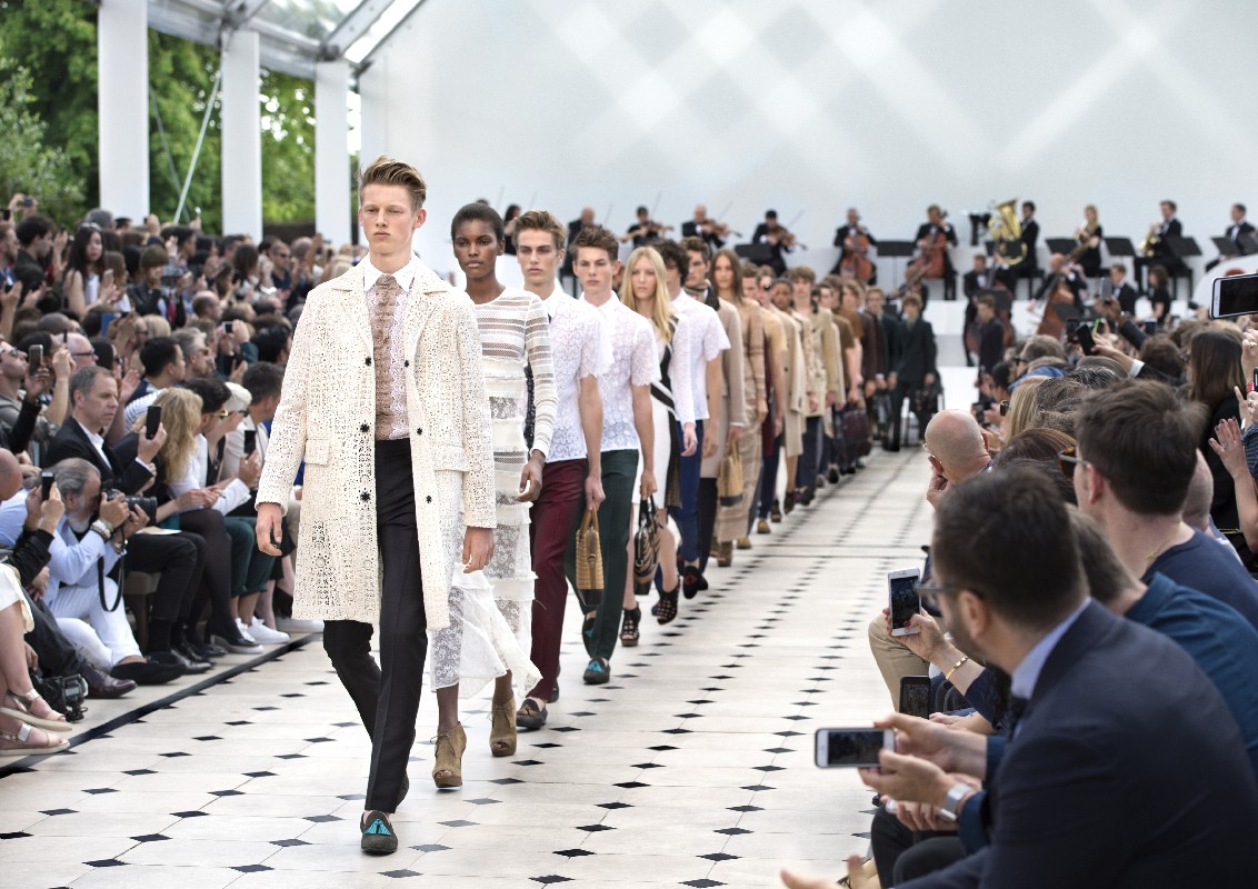 Burberry collezione uomo primavera estate 2016: il sartoriale maschile, la sfilata a Londra