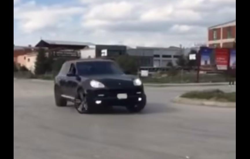 Drift alla rotonda con la Porsche Cayenne [Video]