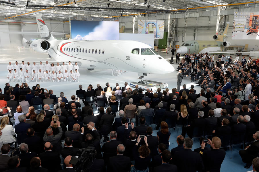Jet di lusso Dassault Falcon 5X si offre al piacere del pubblico