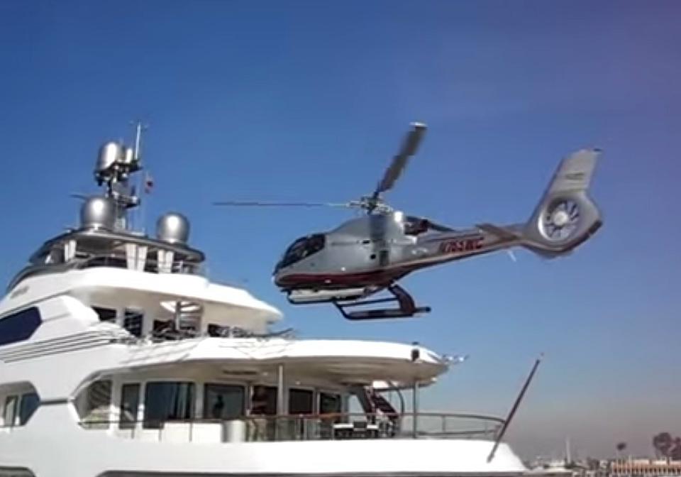 Yacht di lusso Attessa IV accoglie un elicottero [Video]