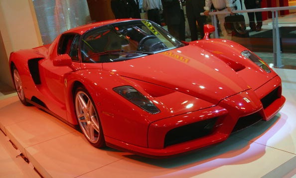 La Ferrari Enzo regalata a Papa Giovanni Paolo II torna all’asta