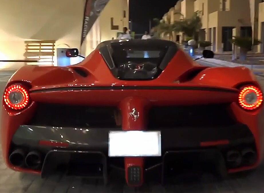 Ferrari LaFerrari araba caricata su un camion: show di lusso [Video]