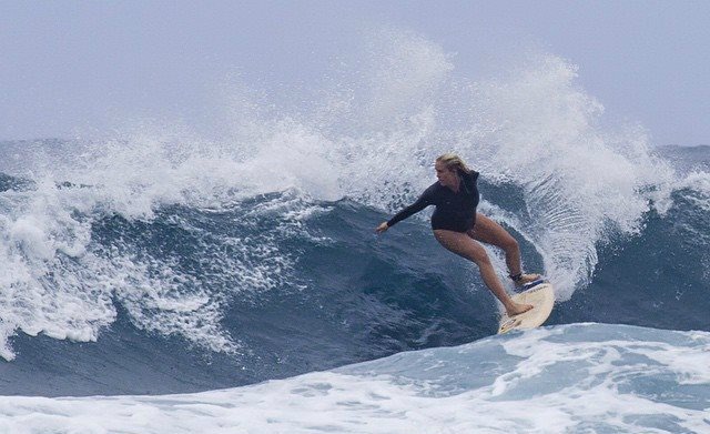 E&#8217; diventata mamma la surfista senza un braccio