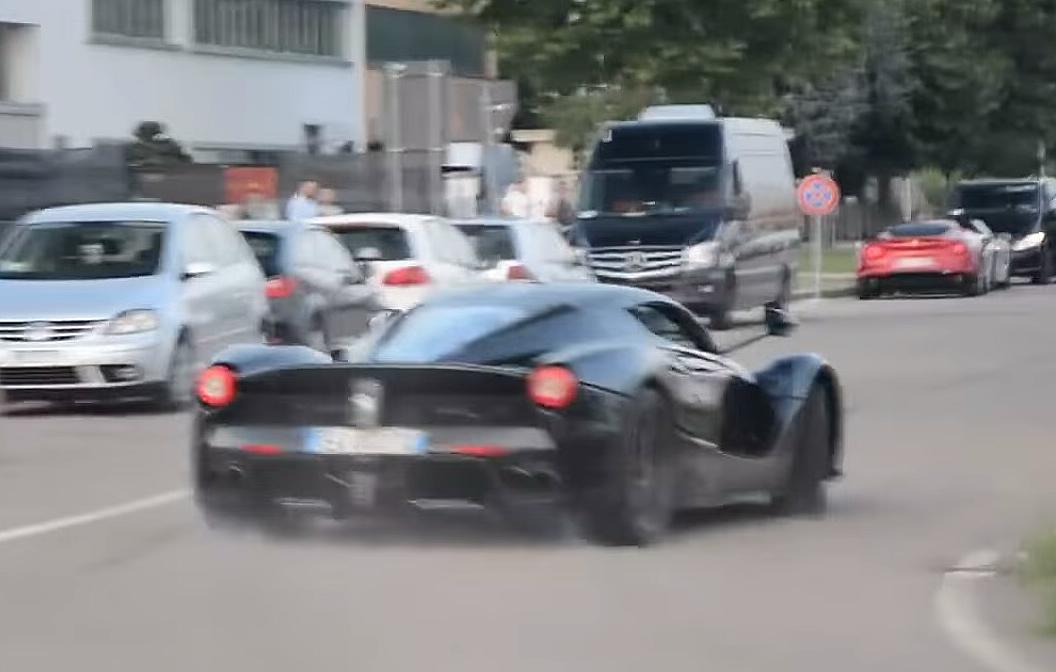 Ferrari LaFerrari, incredibile drifting su strada [Video]