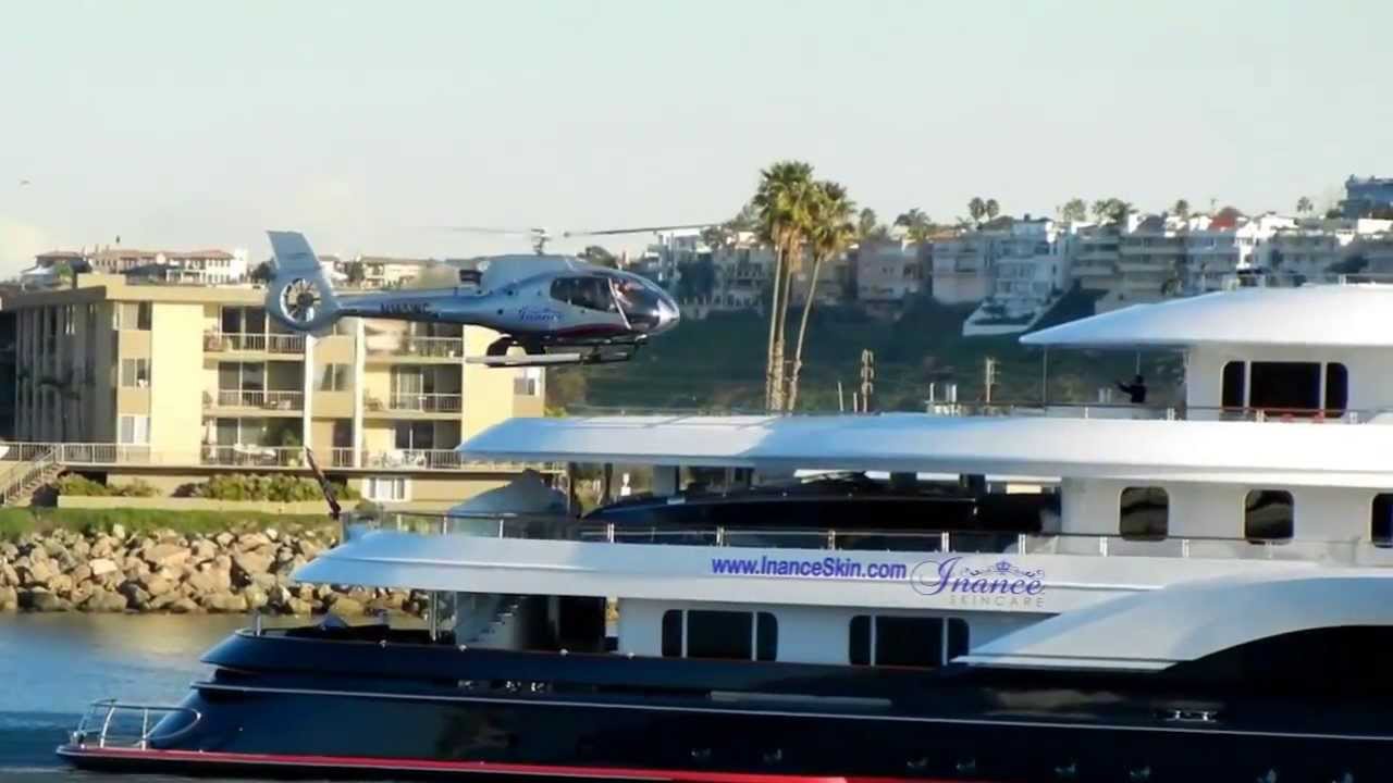 Elicottero atterra su yacht di lusso