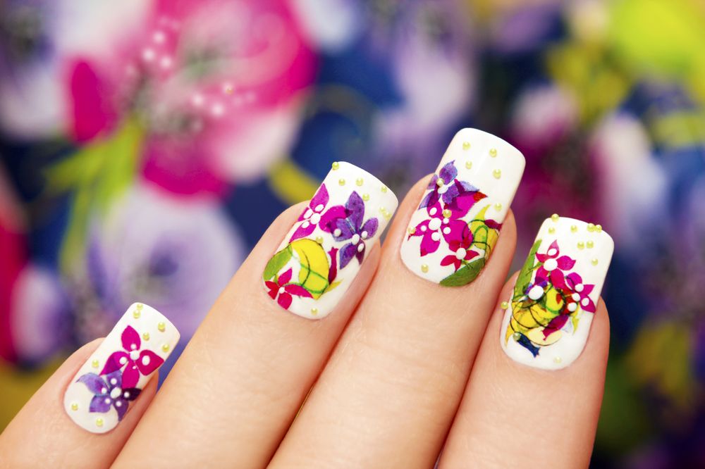 Nail art con base bianca