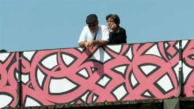 La street art decora il Pont des Arts di Parigi