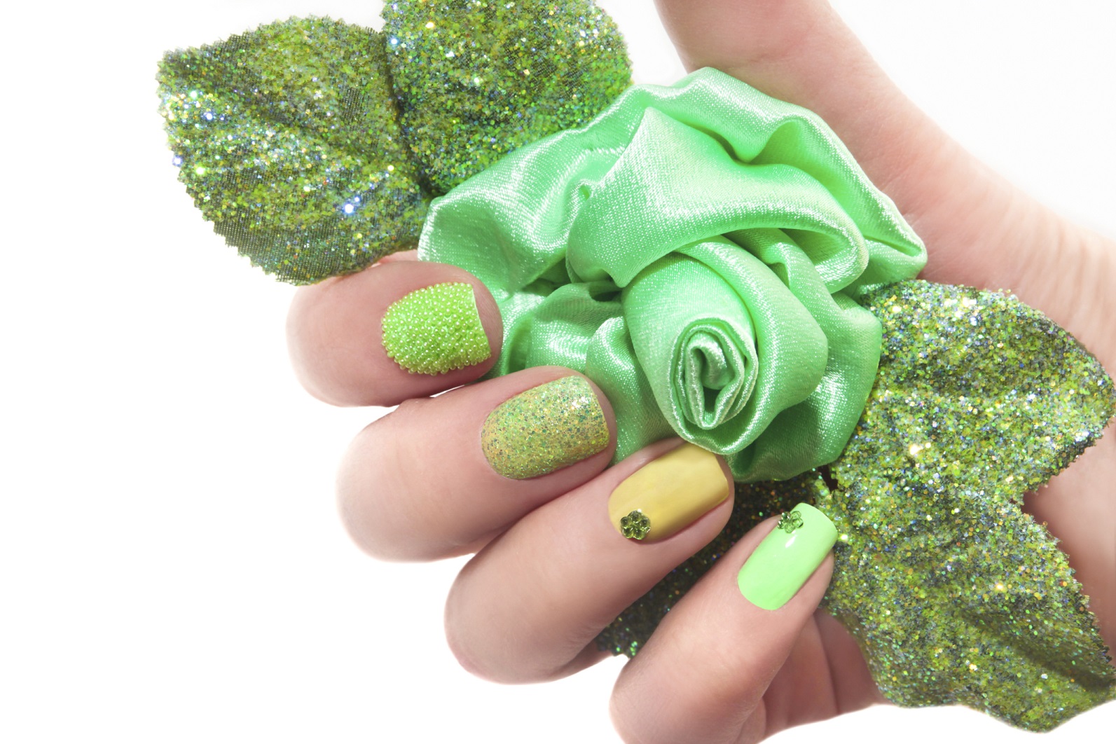 Nail art unghie per l&#8217;estate verdi e azzurre