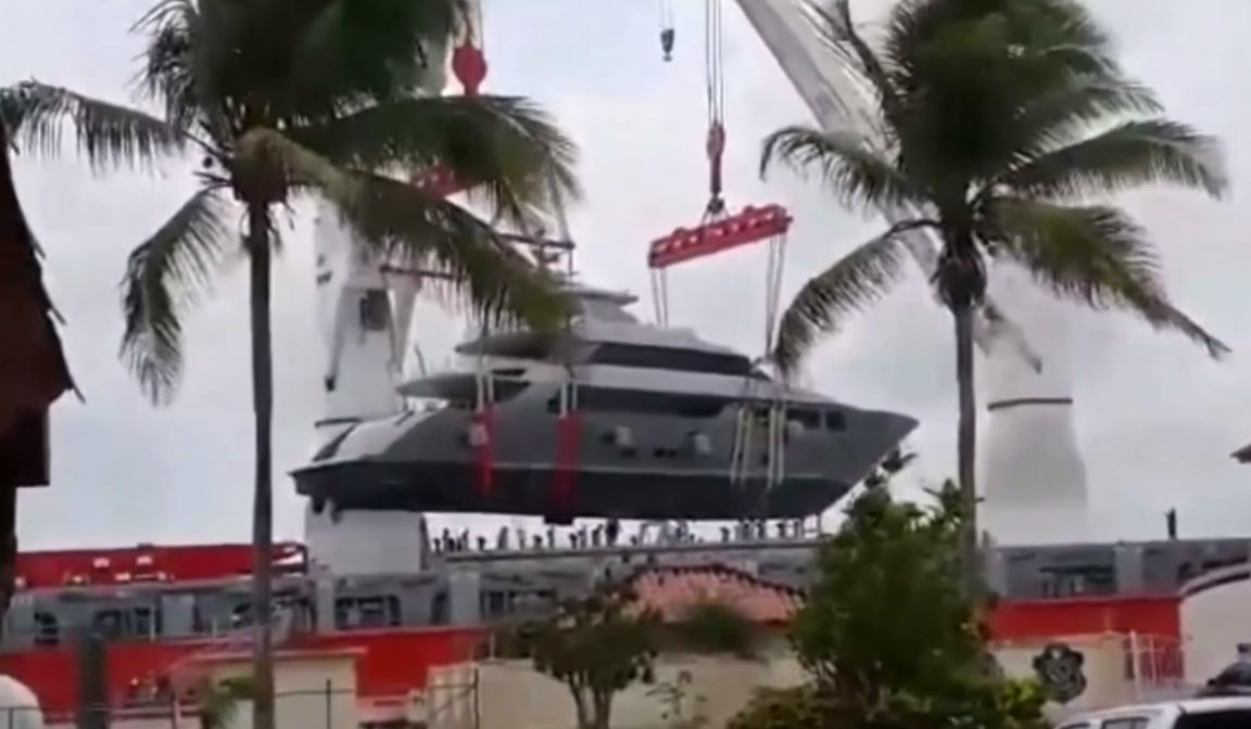 Yacht di lusso cade dalla gru ed è crash [Video]