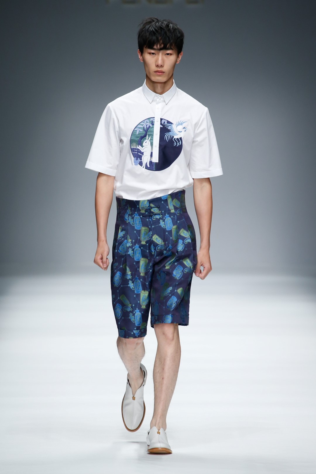 Tendenze moda uomo primavera estate 2016: i motivi regali di Fengfei Zeng, le foto