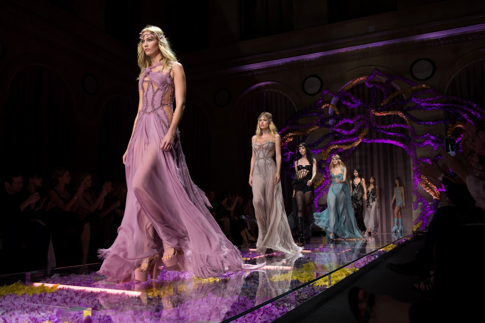Sfilate Parigi Alta Moda Luglio 2015: Atelier Versace, la collezione autunno inverno 2015 2016, guest Irina Shayk e Naomi Campbell