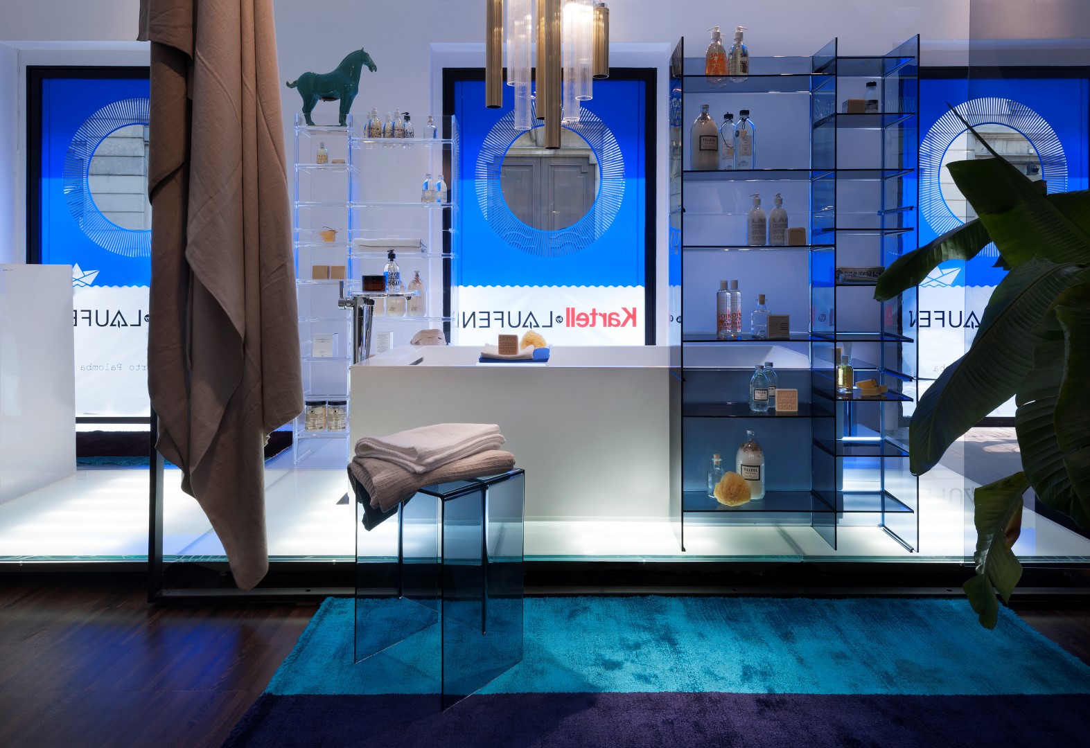 Kartell by Laufen showroom Milano: il nuovo allestimento “Dive into the blue”, le foto