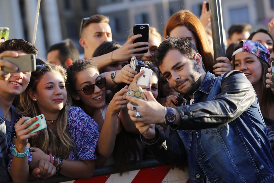 Coca Cola 100 anni: la campagna #DaiUnBacio celebra i 100 anni della bottiglia con Emma, Marracash e Moreno, le foto