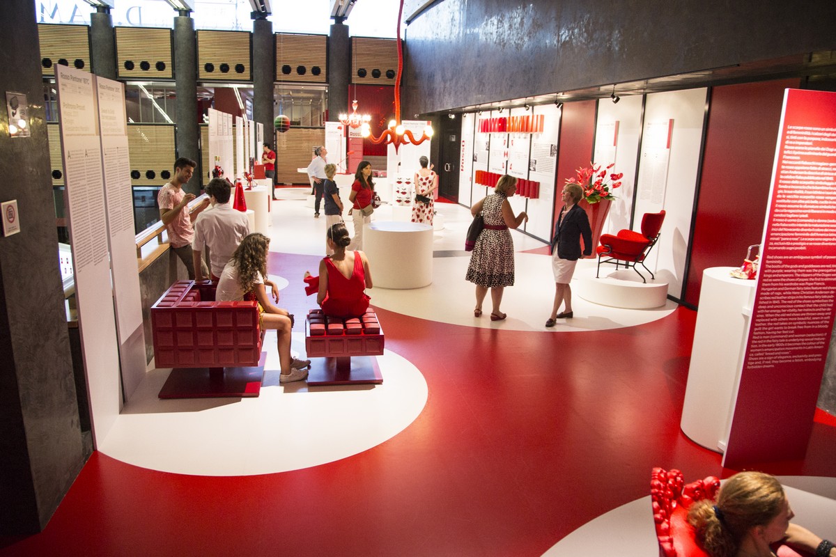 Galleria Campari: la mostra “I Colori del rosso”, un percorso sensoriale nelle differenti sfumature del rosso