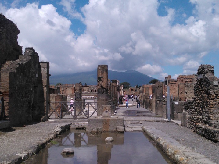 Pompei, restaurato il mosaico Cave Canem