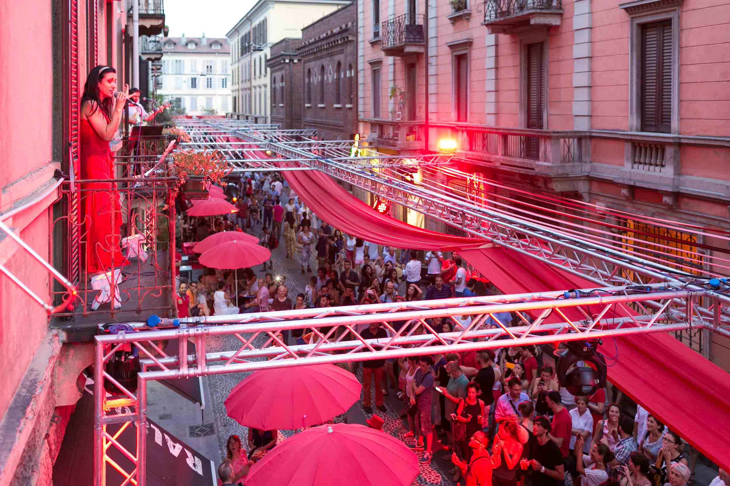 Campari veste di rosso i Navigli di Milano