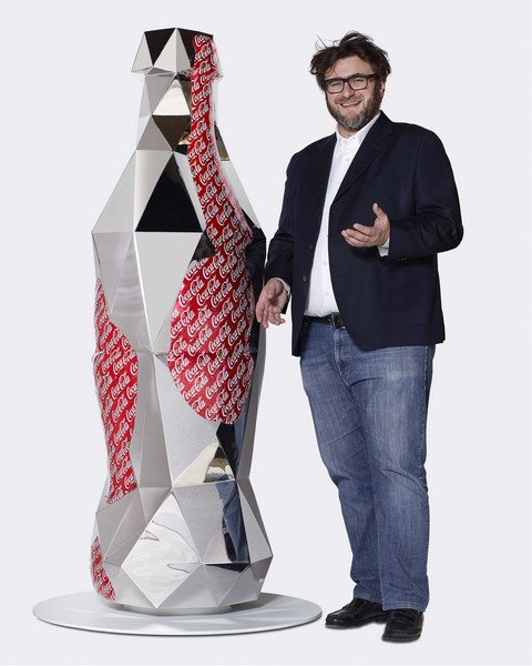 Coca Cola 100 anni:  l&#8217;artista Daniele Basso rivisita la storica bottiglia con una scultura