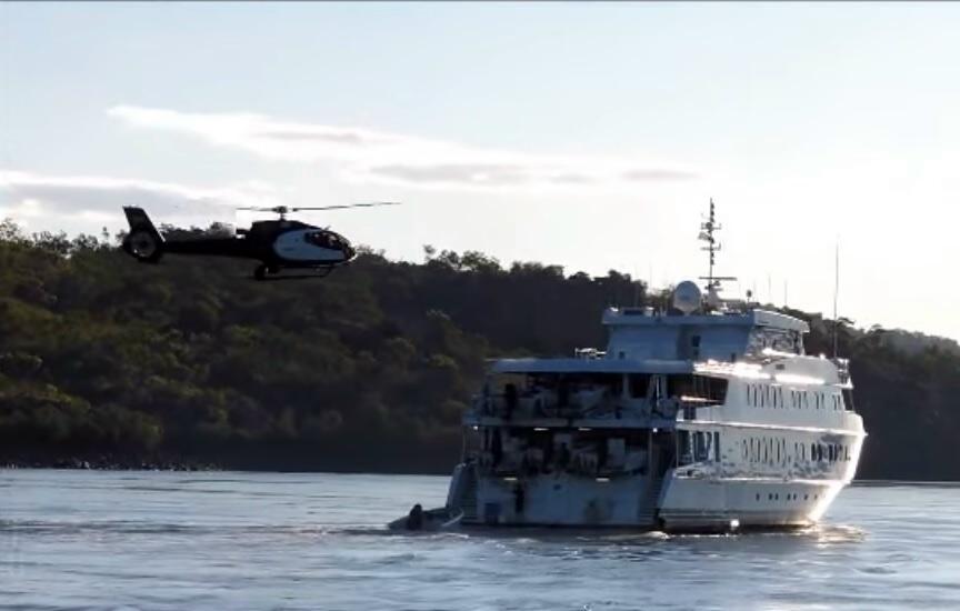 Yacht di lusso accoglie elicottero a bordo [Video]